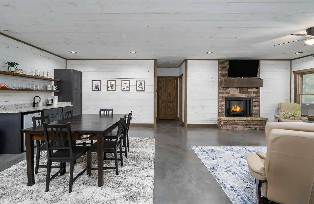 Peaceful Luxury Cabin, Hot Tub, Games, 3 Fireplaces Holiday home Blue Ridge