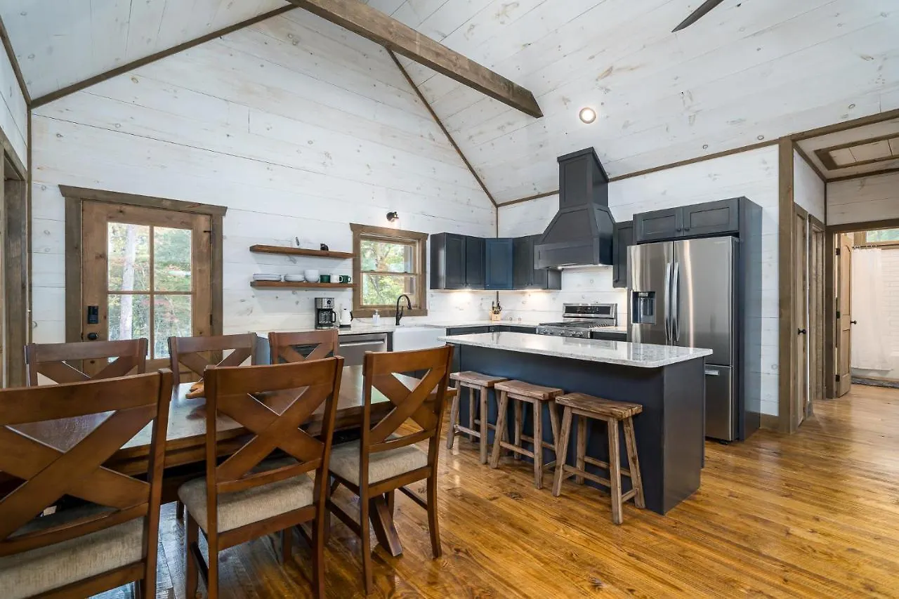 Peaceful Luxury Cabin, Hot Tub, Games, 3 Fireplaces Holiday home