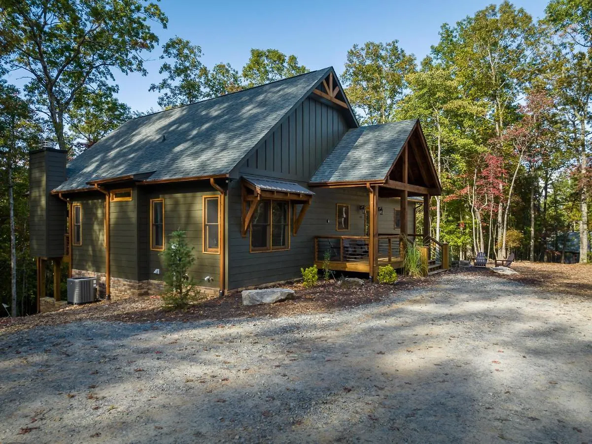 Peaceful Luxury Cabin, Hot Tub, Games, 3 Fireplaces *