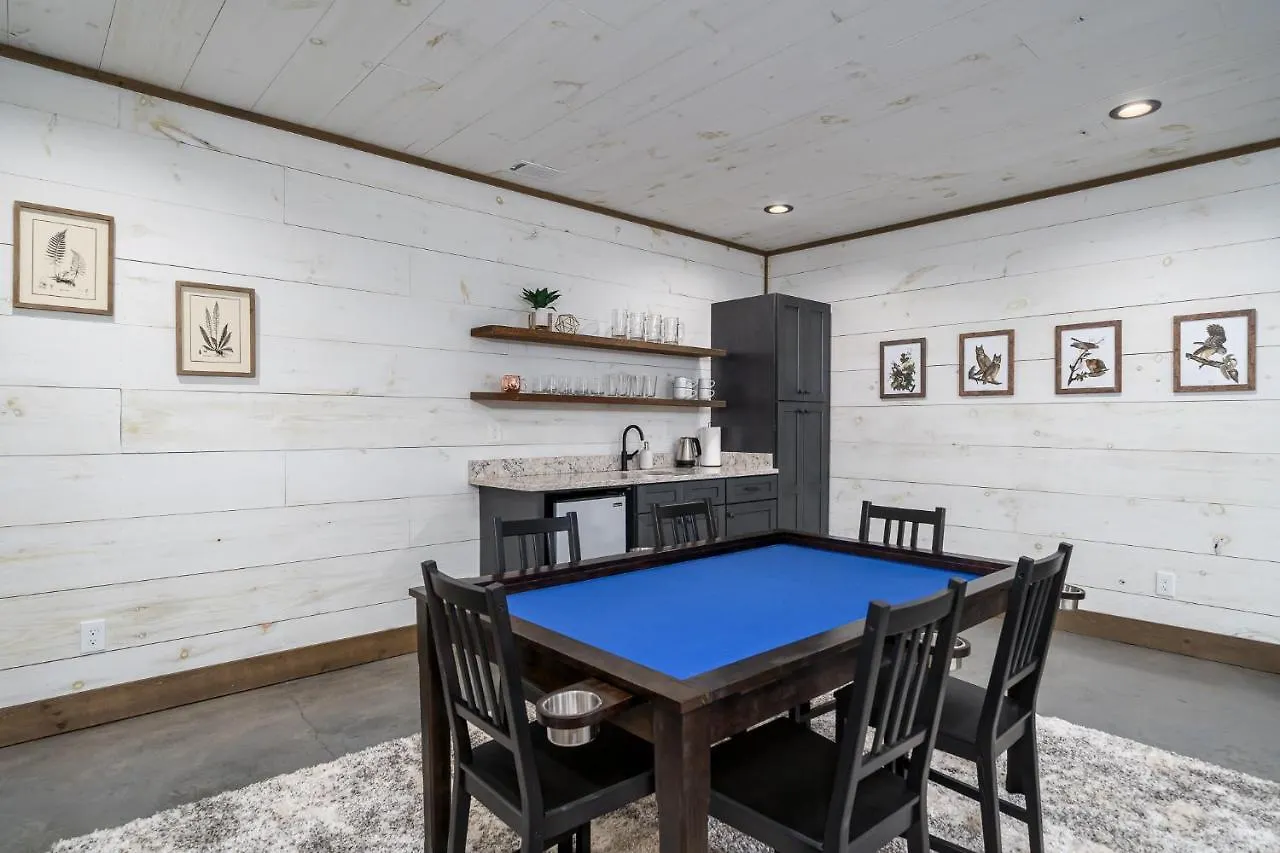 Peaceful Luxury Cabin, Hot Tub, Games, 3 Fireplaces *