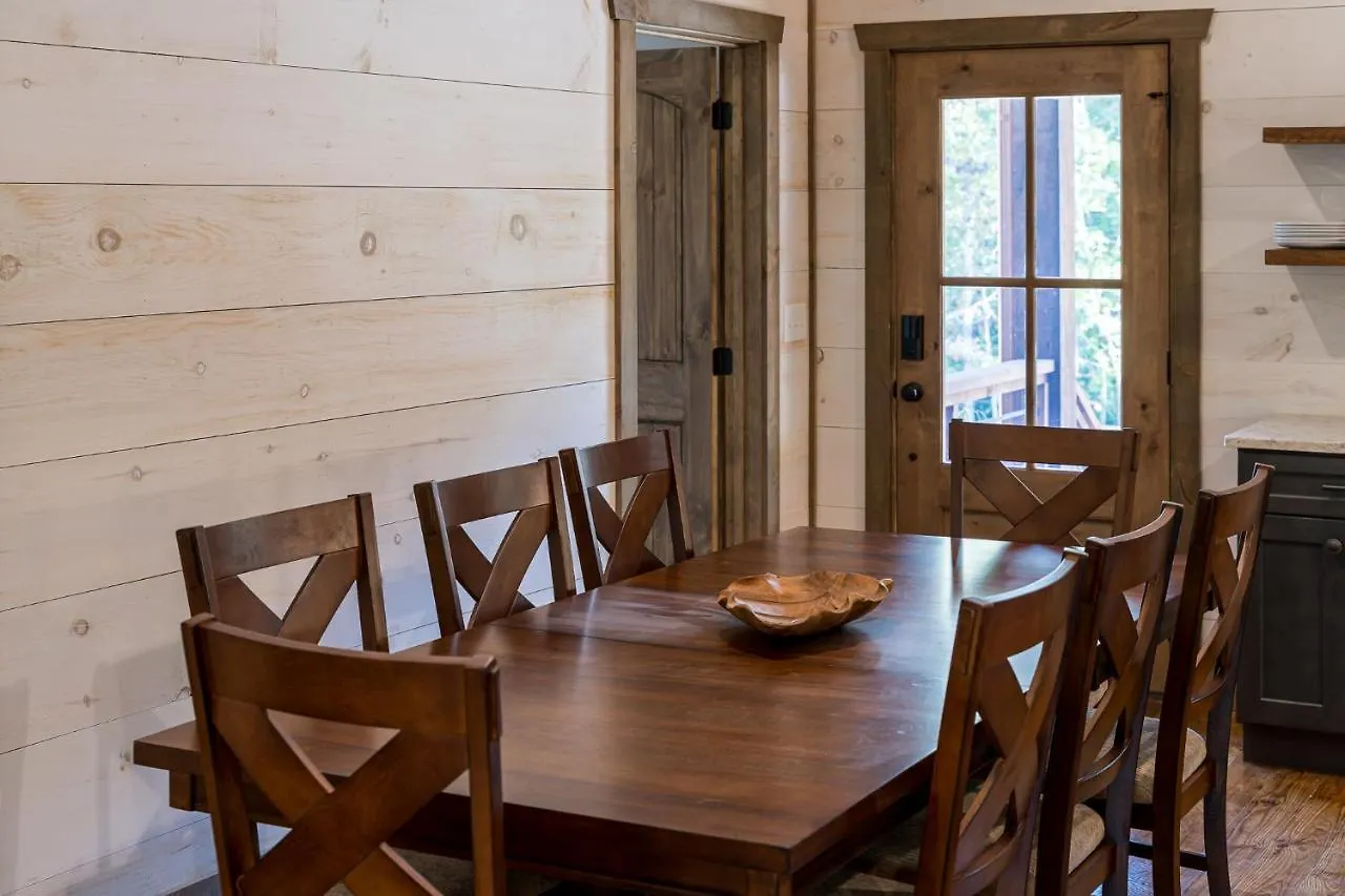 Peaceful Luxury Cabin, Hot Tub, Games, 3 Fireplaces Holiday home *