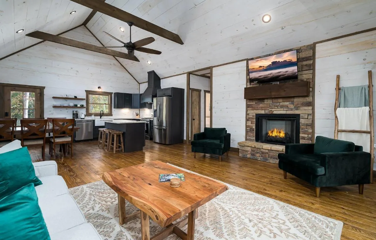 Peaceful Luxury Cabin, Hot Tub, Games, 3 Fireplaces Blue Ridge