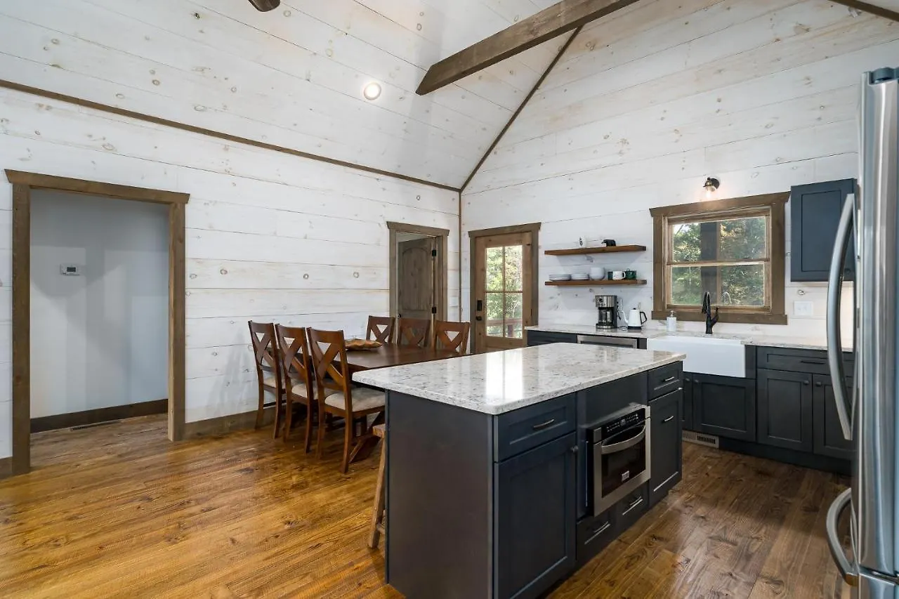 Holiday home Peaceful Luxury Cabin, Hot Tub, Games, 3 Fireplaces *