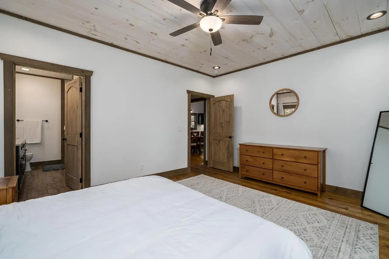Holiday home Peaceful Luxury Cabin, Hot Tub, Games, 3 Fireplaces *
