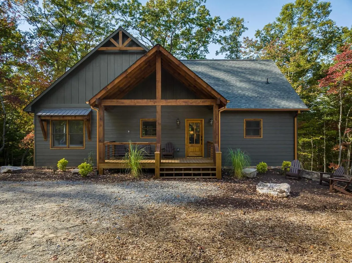 Peaceful Luxury Cabin, Hot Tub, Games, 3 Fireplaces Holiday home *