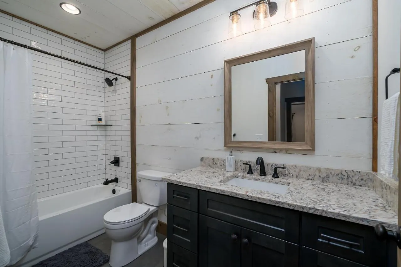 Peaceful Luxury Cabin, Hot Tub, Games, 3 Fireplaces *