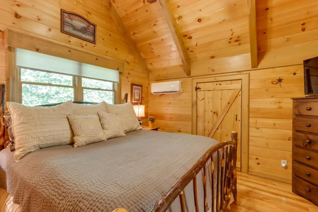 Casa vacanze With Hot Tub And Creek Access!