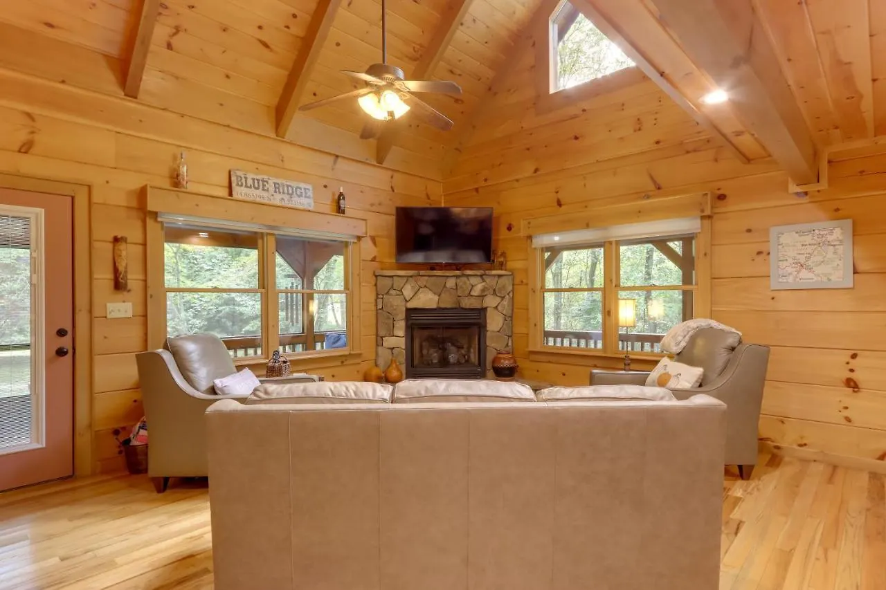 With Hot Tub And Creek Access!