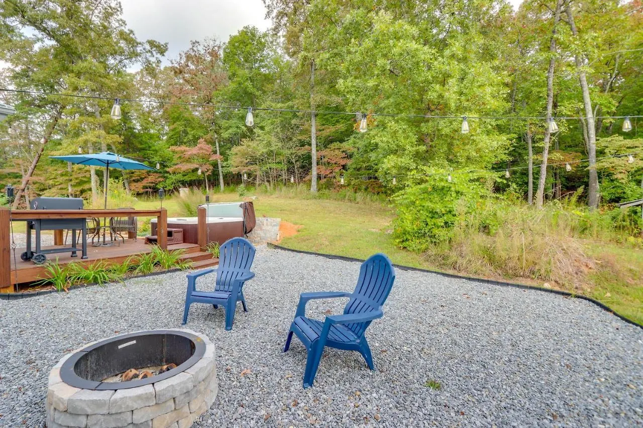 The Sunrise With Hot Tub, 3 Mi To Downtown Holiday home