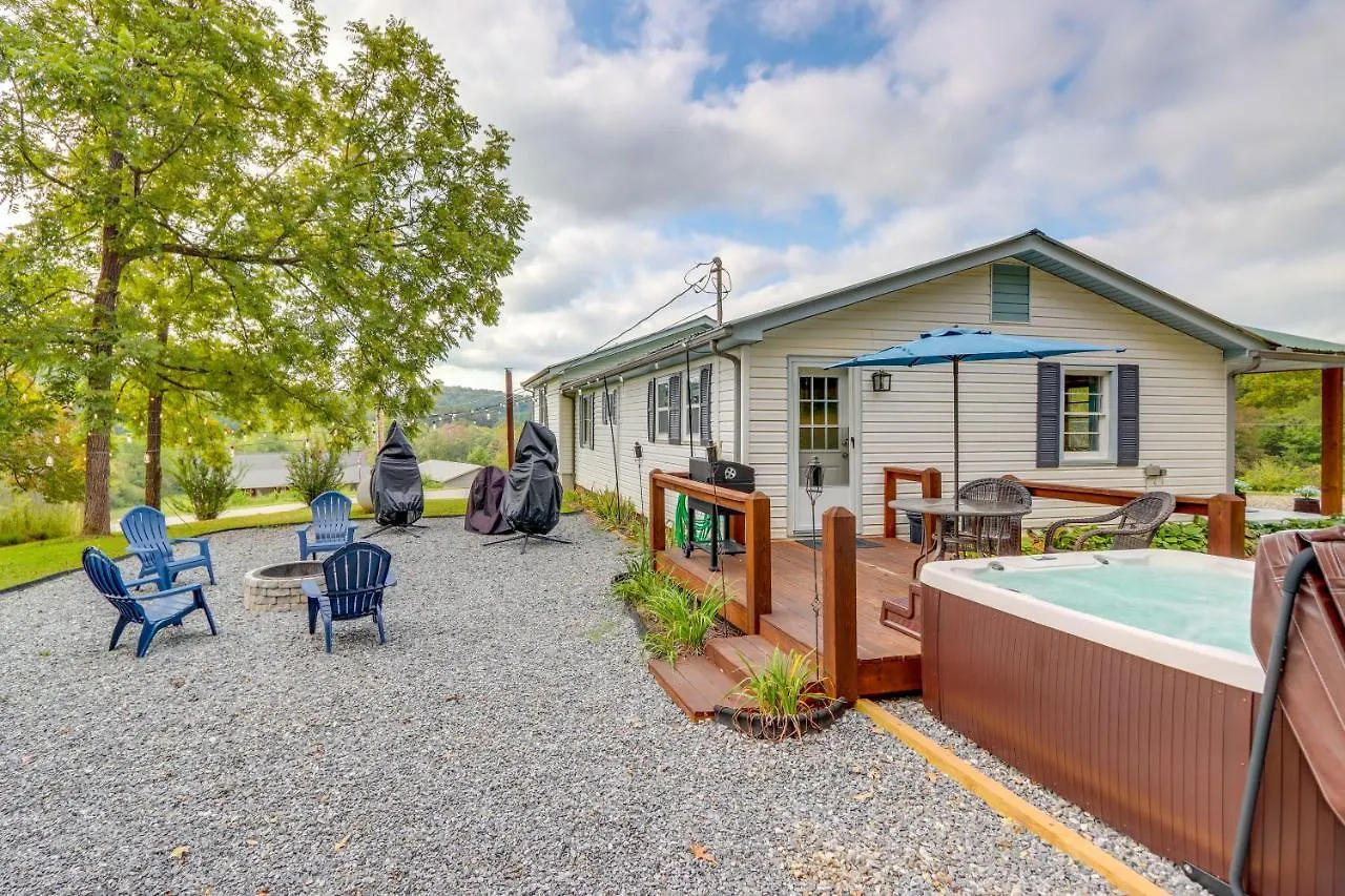 Holiday home The Sunrise With Hot Tub, 3 Mi To Downtown *