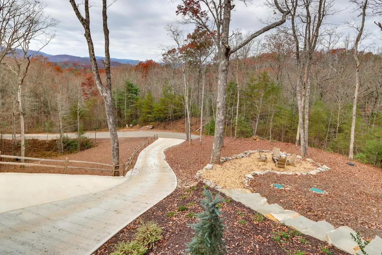 Spacious With Hot Tub And Fire Pit! Holiday home Blue Ridge