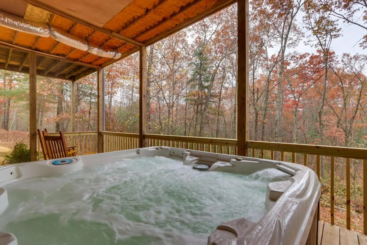 With Hot Tub, 5 Mi To Downtown!