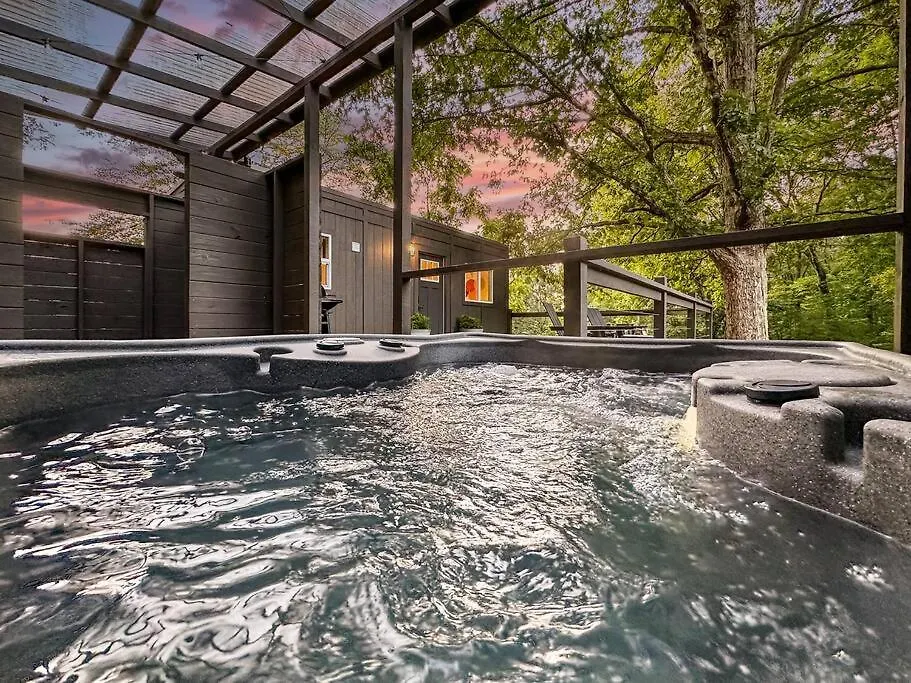 Couples Retreat: King Bed:hot Tub:firepit & Holiday home Blue Ridge
