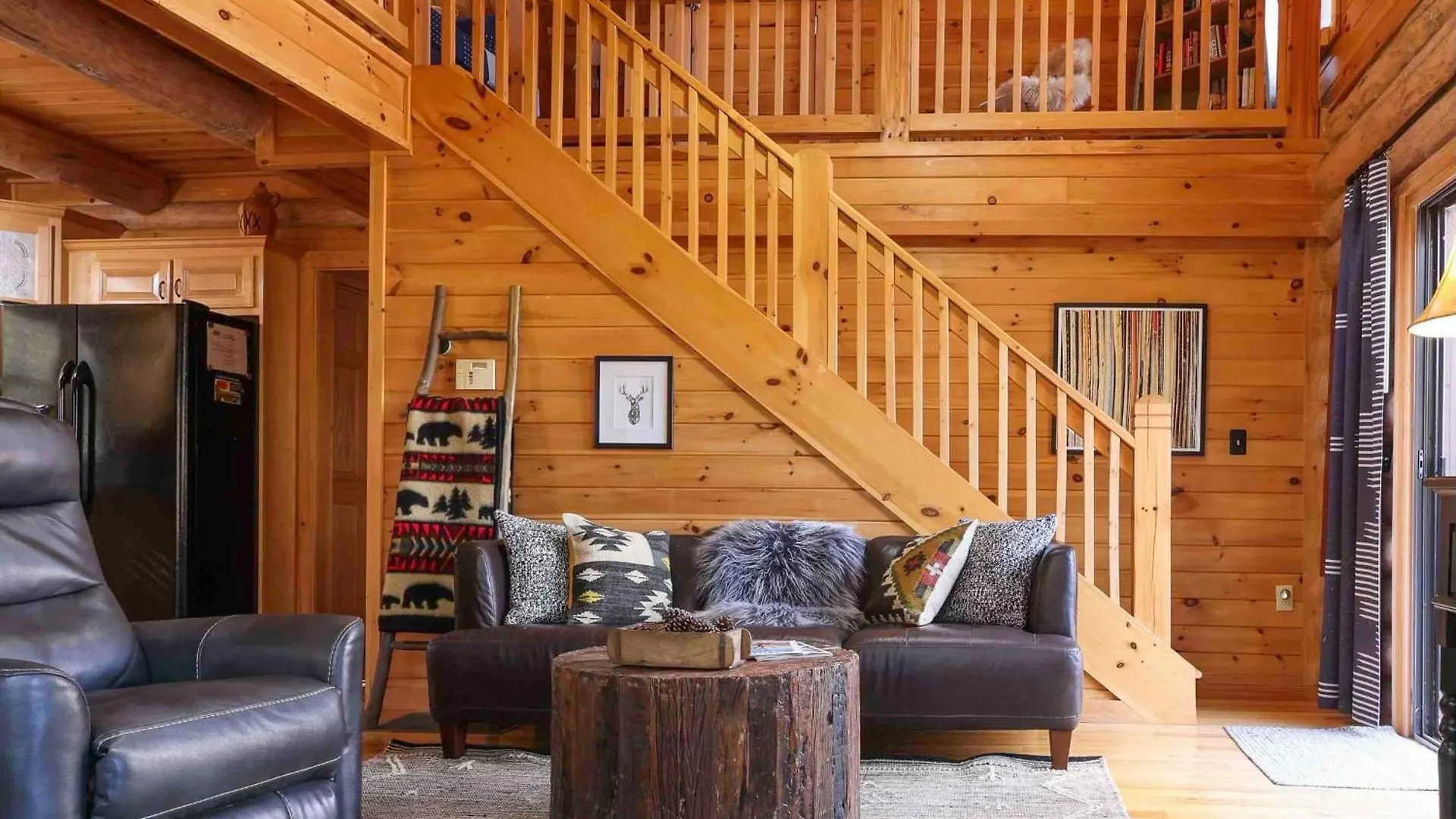 Log With Hot Tub And Game Room! *