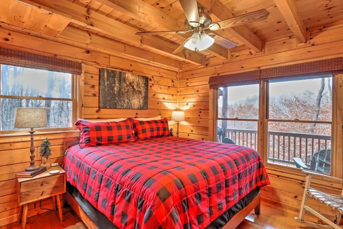 Pet-friendly Mountain Retreat Fire Pit Hot Tub *