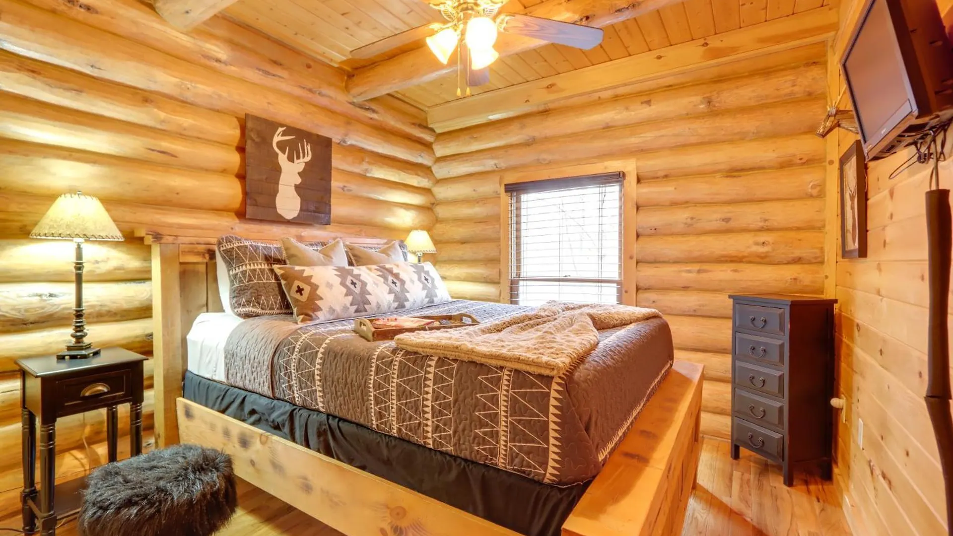 Log With Hot Tub And Game Room! *