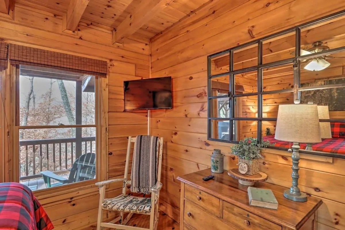 Pet-friendly Mountain Retreat Fire Pit Hot Tub