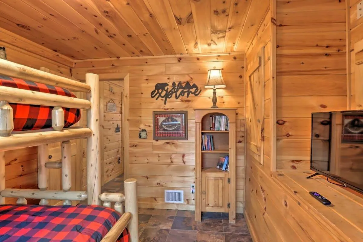 Pet-friendly Mountain Retreat Fire Pit Hot Tub