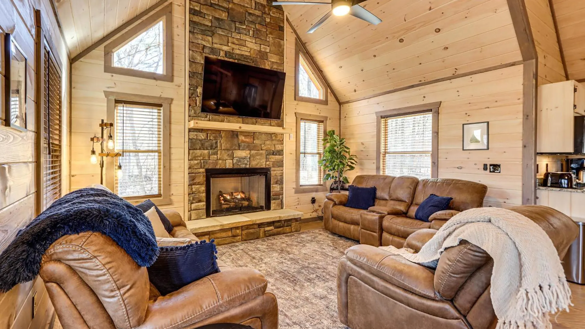 Holiday home With Hot Tub And Sauna 5 Mi To Dtwn Blue Ridge!
