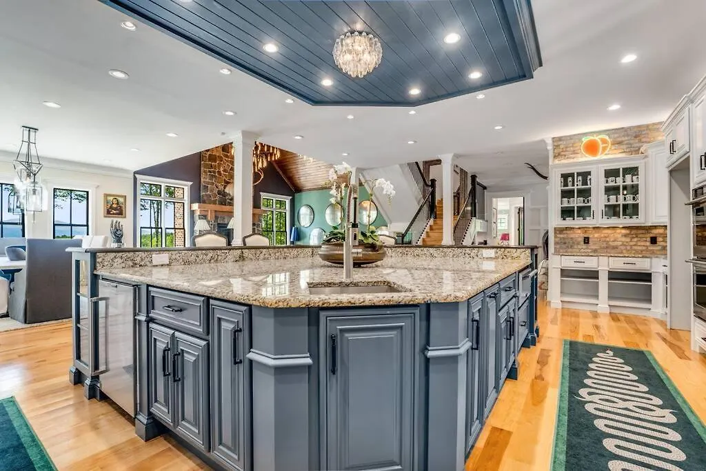Holiday home Luxury Mountain Mansion, 7br, 8 King Beds, 10000sf, Views, Pool, Sport Court, Gym, Sauna, Petting Zoo