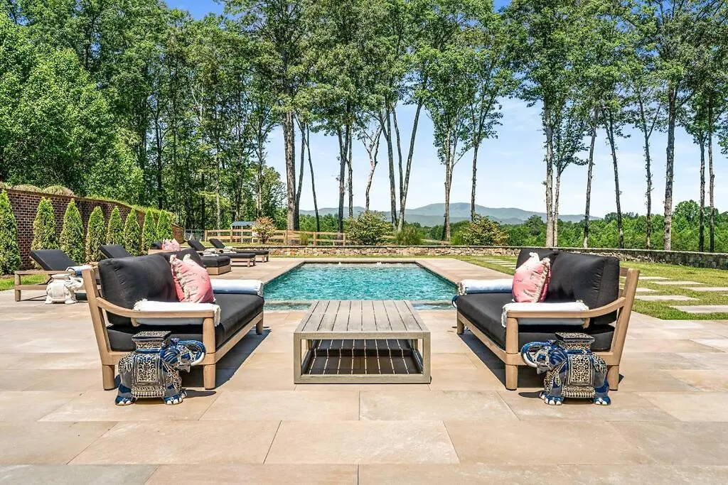 Luxury Mountain Mansion, 7br, 8 King Beds, 10000sf, Views, Pool, Sport Court, Gym, Sauna, Petting Zoo Holiday home Blue Ridge
