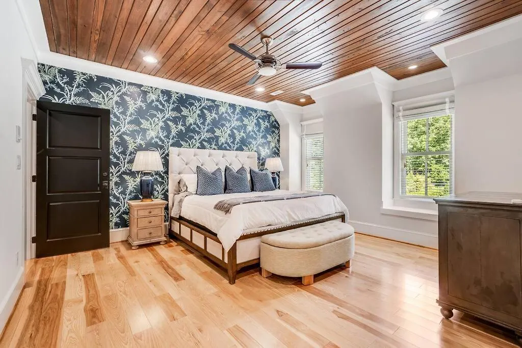 Luxury Mountain Mansion, 7br, 8 King Beds, 10000sf, Views, Pool, Sport Court, Gym, Sauna, Petting Zoo *