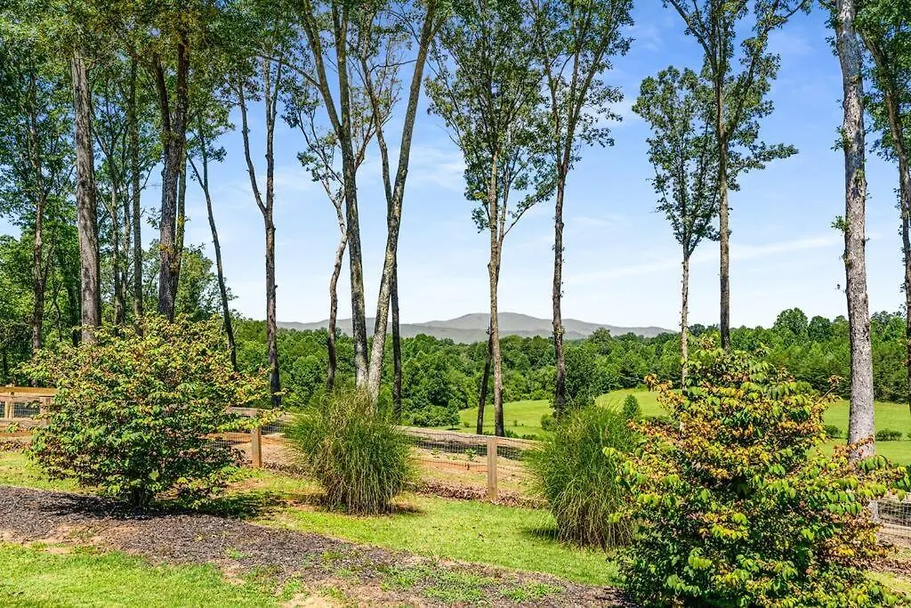 Luxury Mountain Mansion, 7br, 8 King Beds, 10000sf, Views, Pool, Sport Court, Gym, Sauna, Petting Zoo *