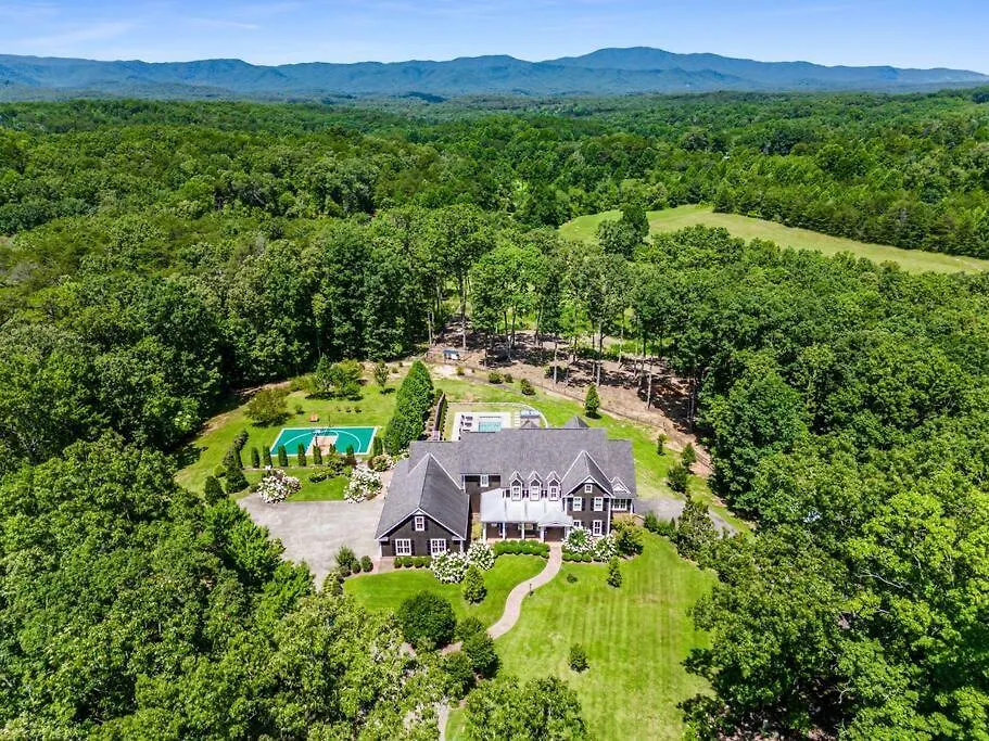 Luxury Mountain Mansion, 7br, 8 King Beds, 10000sf, Views, Pool, Sport Court, Gym, Sauna, Petting Zoo Holiday home *