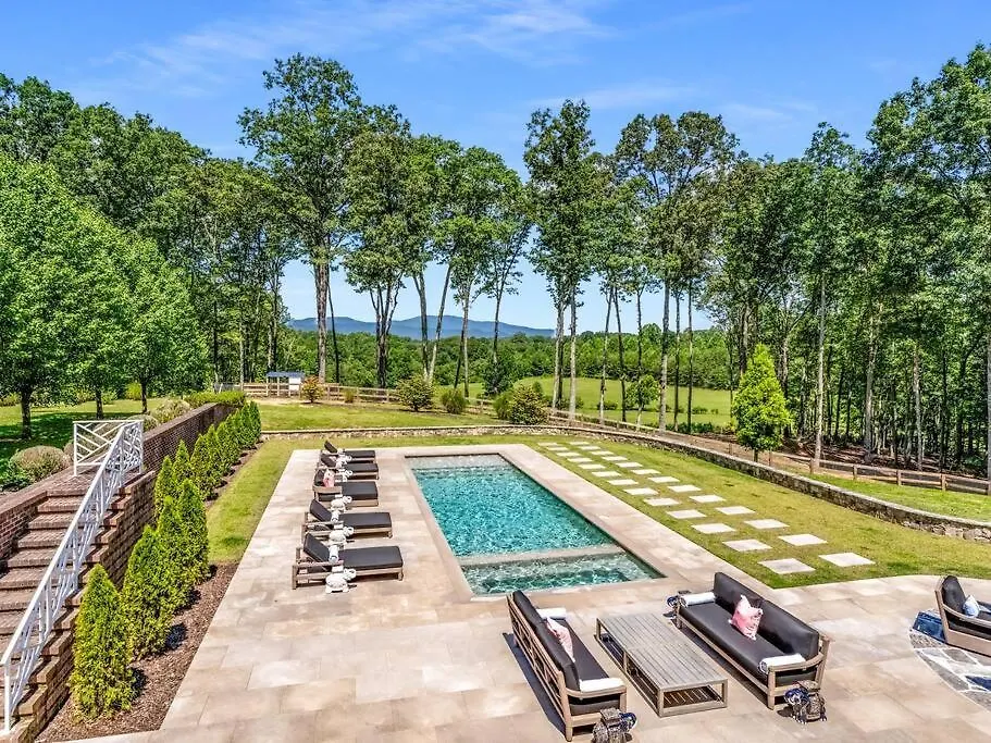 Luxury Mountain Mansion, 7br, 8 King Beds, 10000sf, Views, Pool, Sport Court, Gym, Sauna, Petting Zoo *