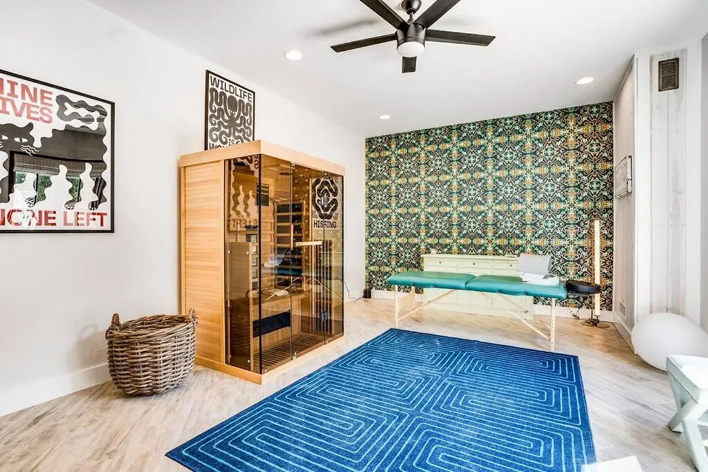 Luxury Mountain Mansion, 7br, 8 King Beds, 10000sf, Views, Pool, Sport Court, Gym, Sauna, Petting Zoo