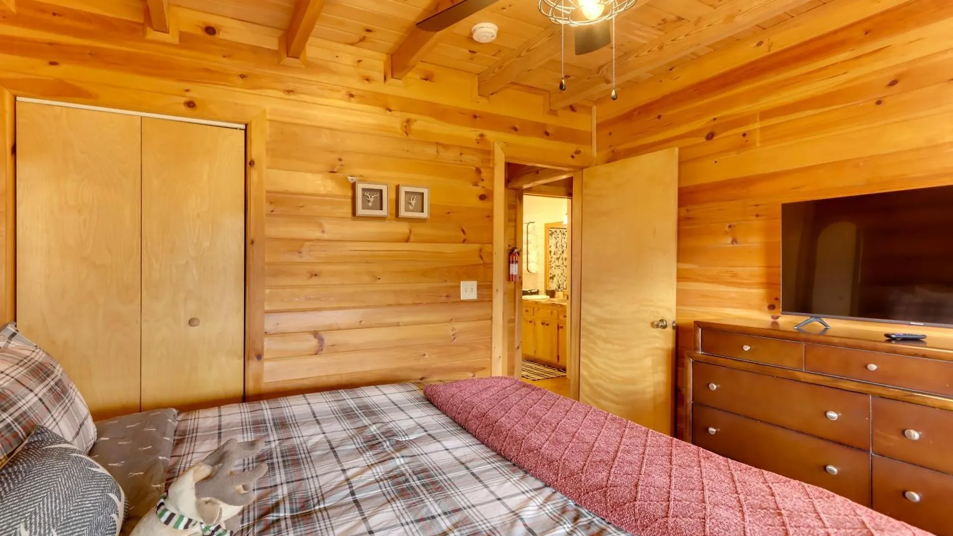Retreat With Hot Tub And Mountain Views! Holiday home