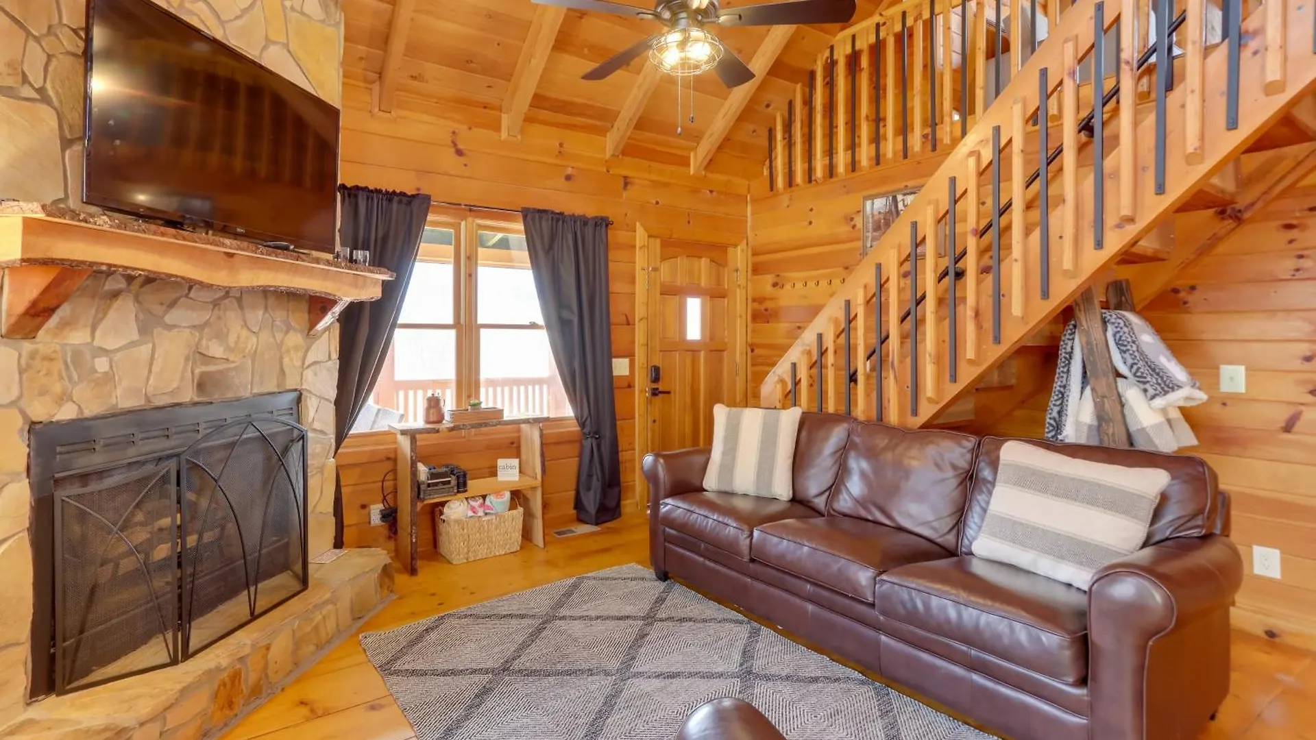 Retreat With Hot Tub And Mountain Views!