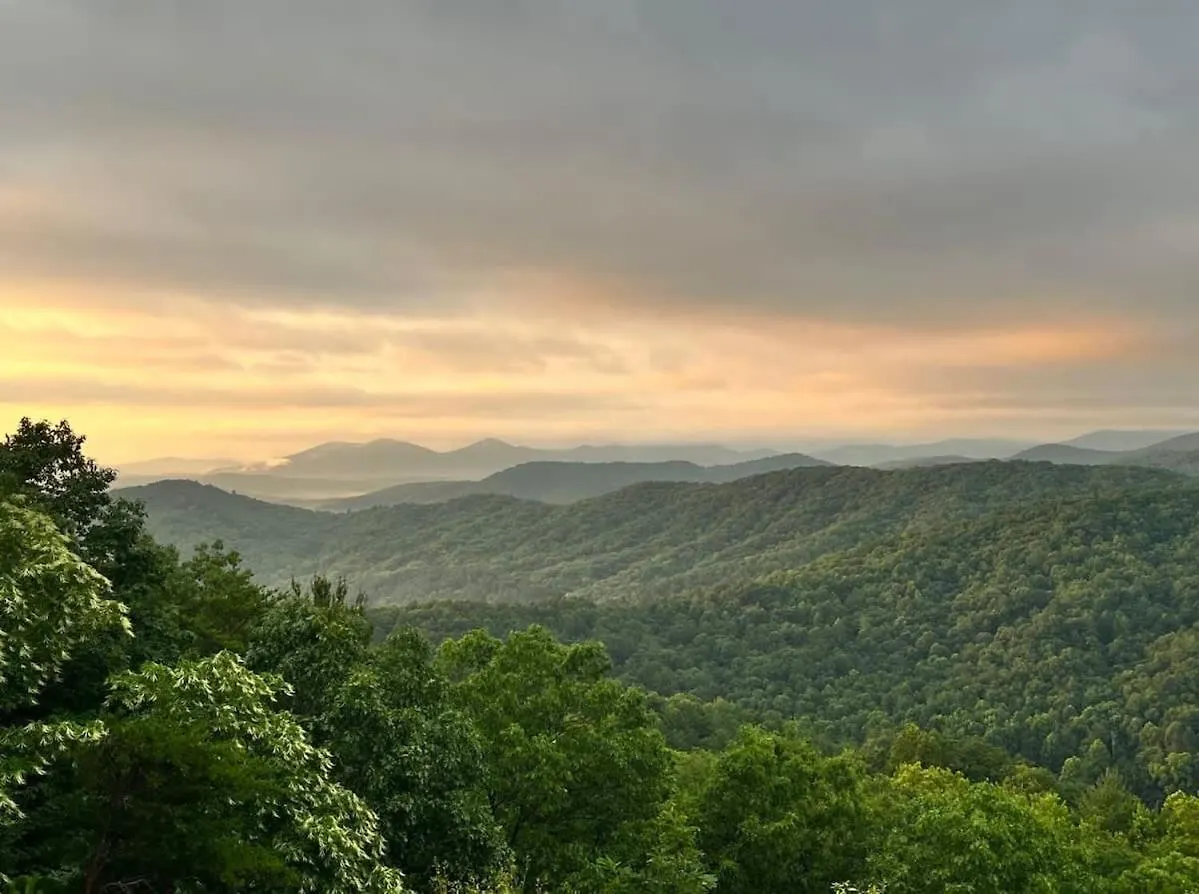 Misty Mountain Hideaway- Stunning Mountain Views *