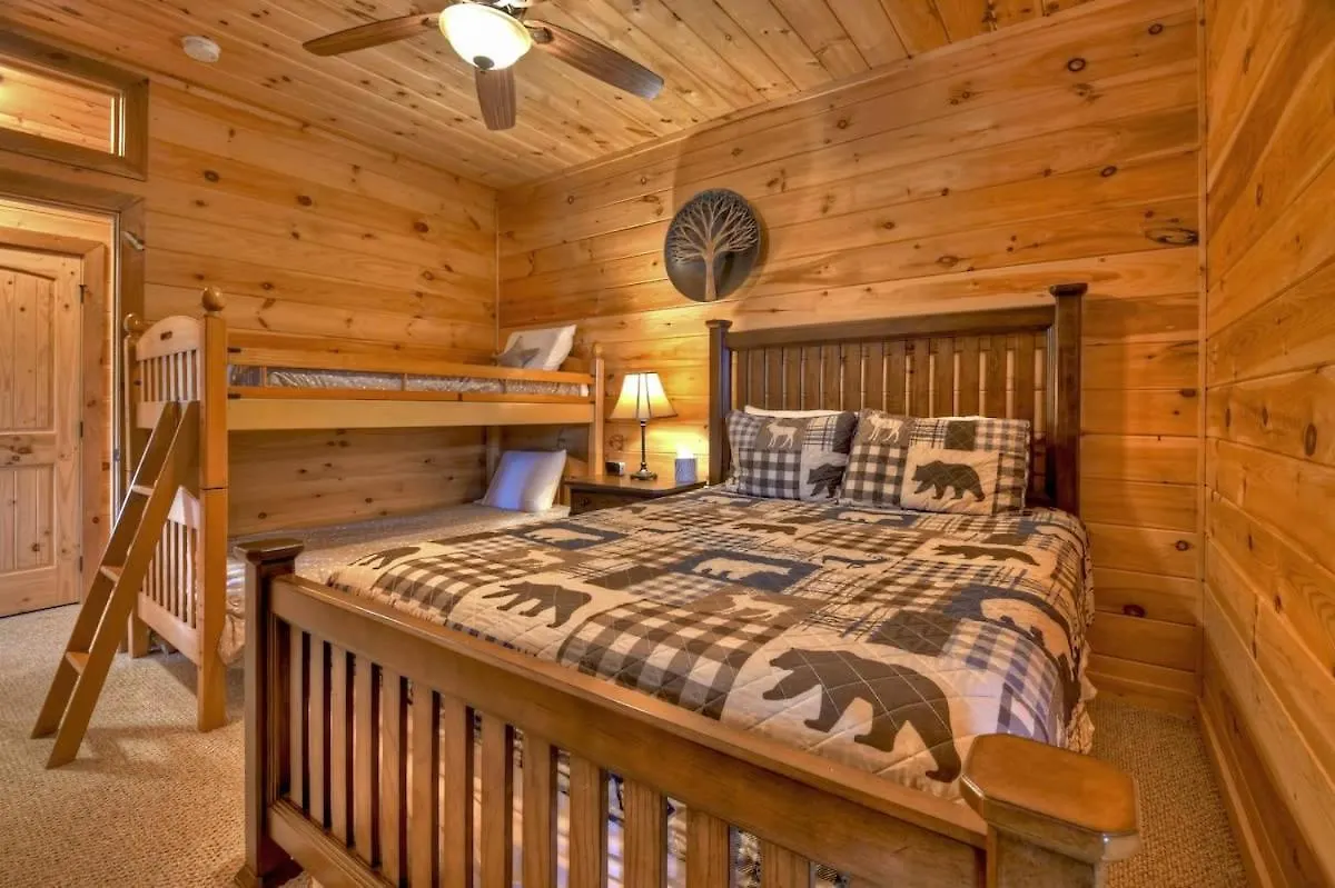 Misty Mountain Hideaway- Stunning Mountain Views Holiday home *