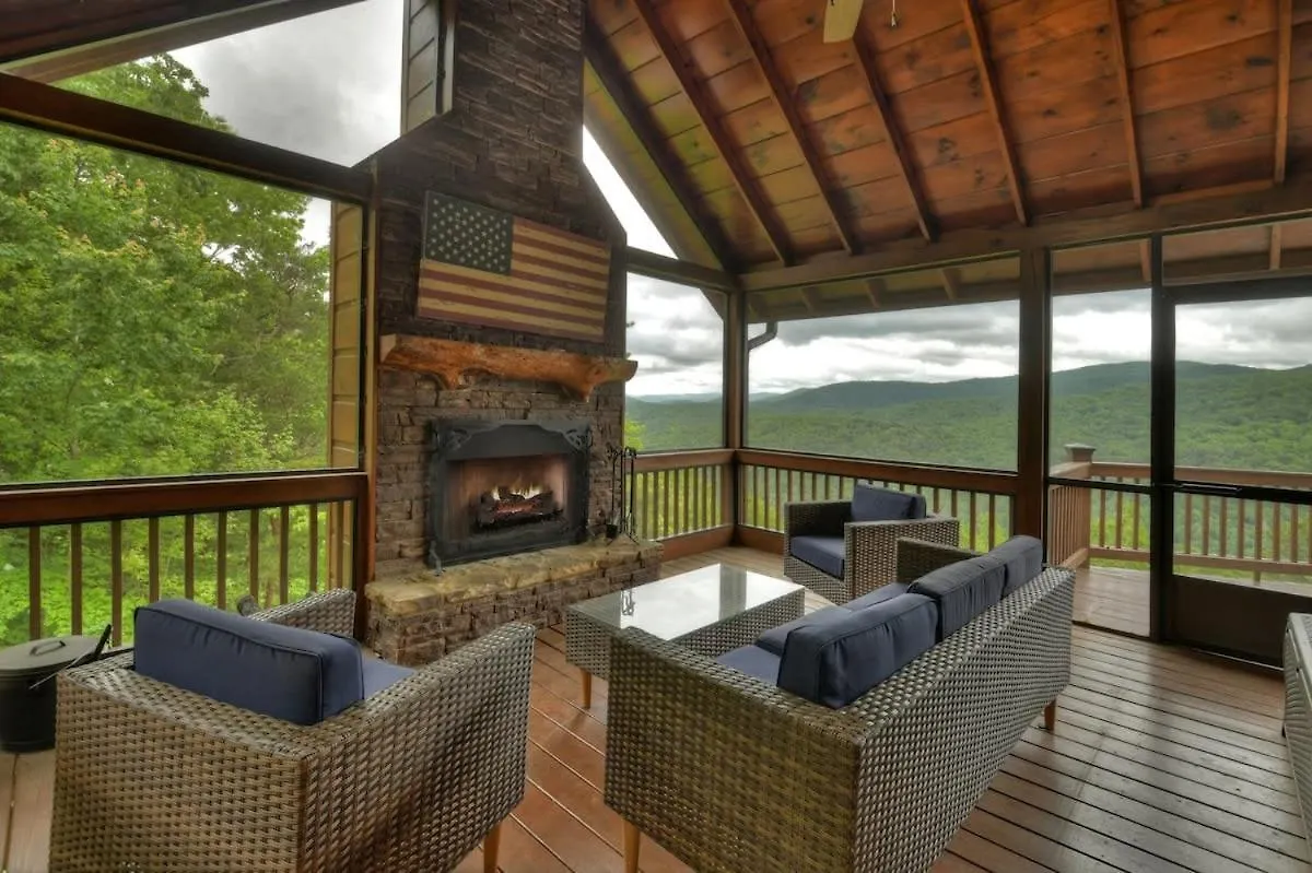 Misty Mountain Hideaway- Stunning Mountain Views Holiday home