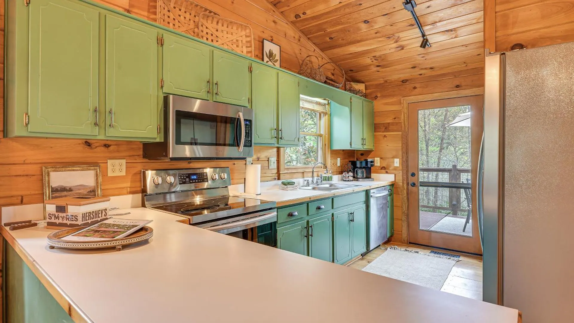Cozy In Private Location With Hot Tub And Grill!