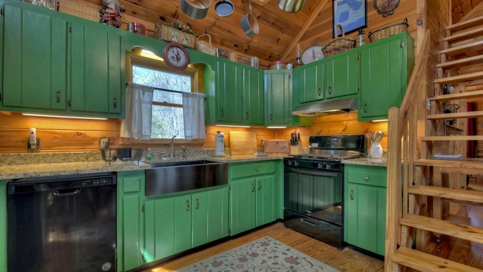 Overlook Retreat - Mountain Views Pet-friendly