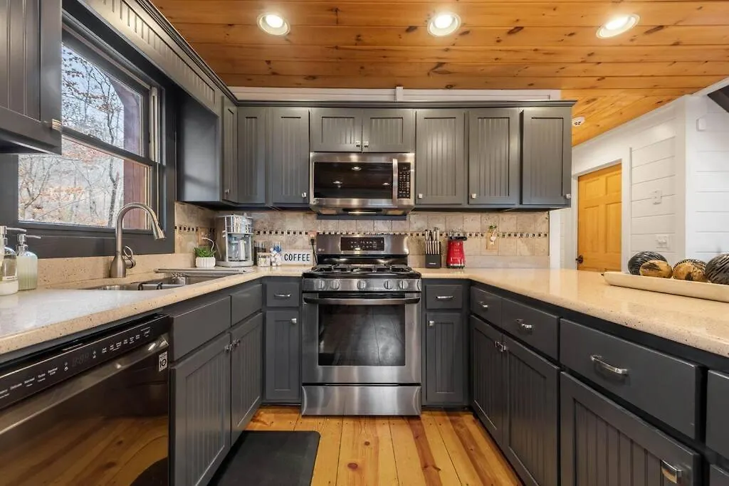 Holiday home Story Book With Mountain Views, Game Cave, Hot Tub And Close To Downtown Blue Ridge