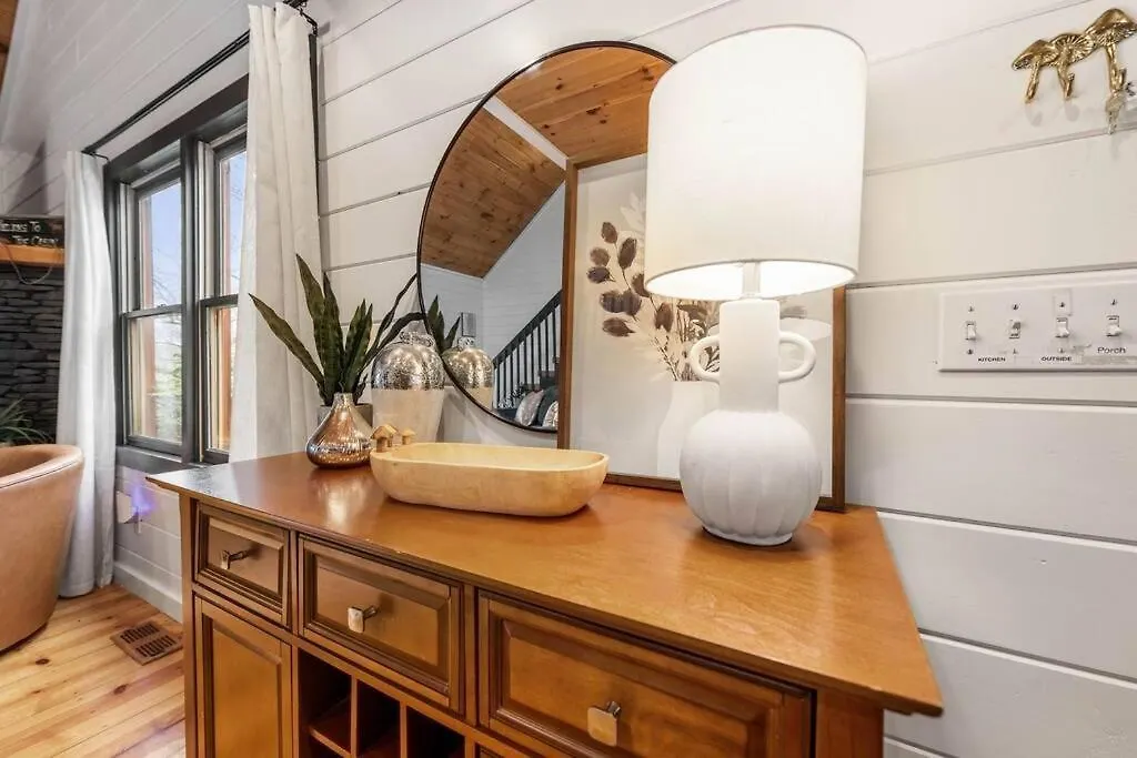 Story Book With Mountain Views, Game Cave, Hot Tub And Close To Downtown *