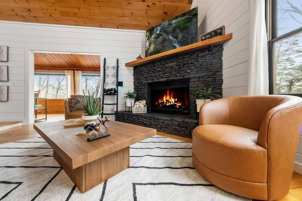 Story Book With Mountain Views, Game Cave, Hot Tub And Close To Downtown Holiday home