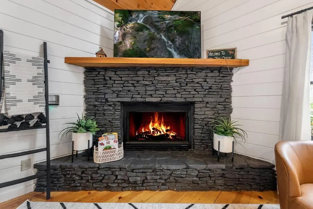 Story Book With Mountain Views, Game Cave, Hot Tub And Close To Downtown Holiday home *