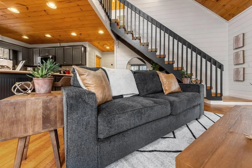 Holiday home Story Book With Mountain Views, Game Cave, Hot Tub And Close To Downtown