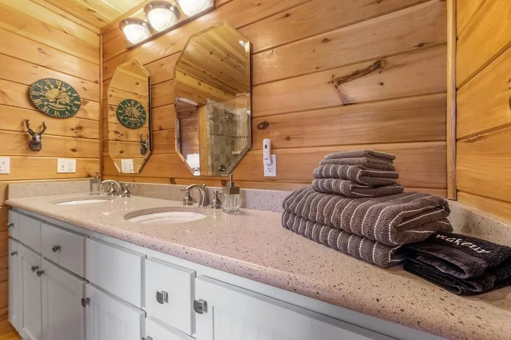 Holiday home Story Book With Mountain Views, Game Cave, Hot Tub And Close To Downtown Blue Ridge