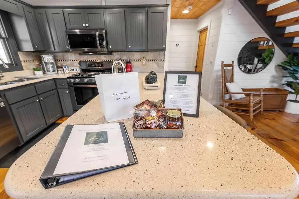 Holiday home Story Book With Mountain Views, Game Cave, Hot Tub And Close To Downtown
