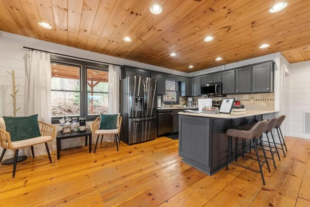 Holiday home Story Book With Mountain Views, Game Cave, Hot Tub And Close To Downtown *
