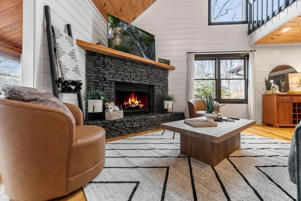 Story Book With Mountain Views, Game Cave, Hot Tub And Close To Downtown Holiday home Blue Ridge