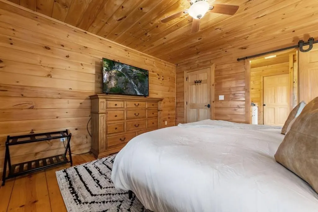 Story Book With Mountain Views, Game Cave, Hot Tub And Close To Downtown