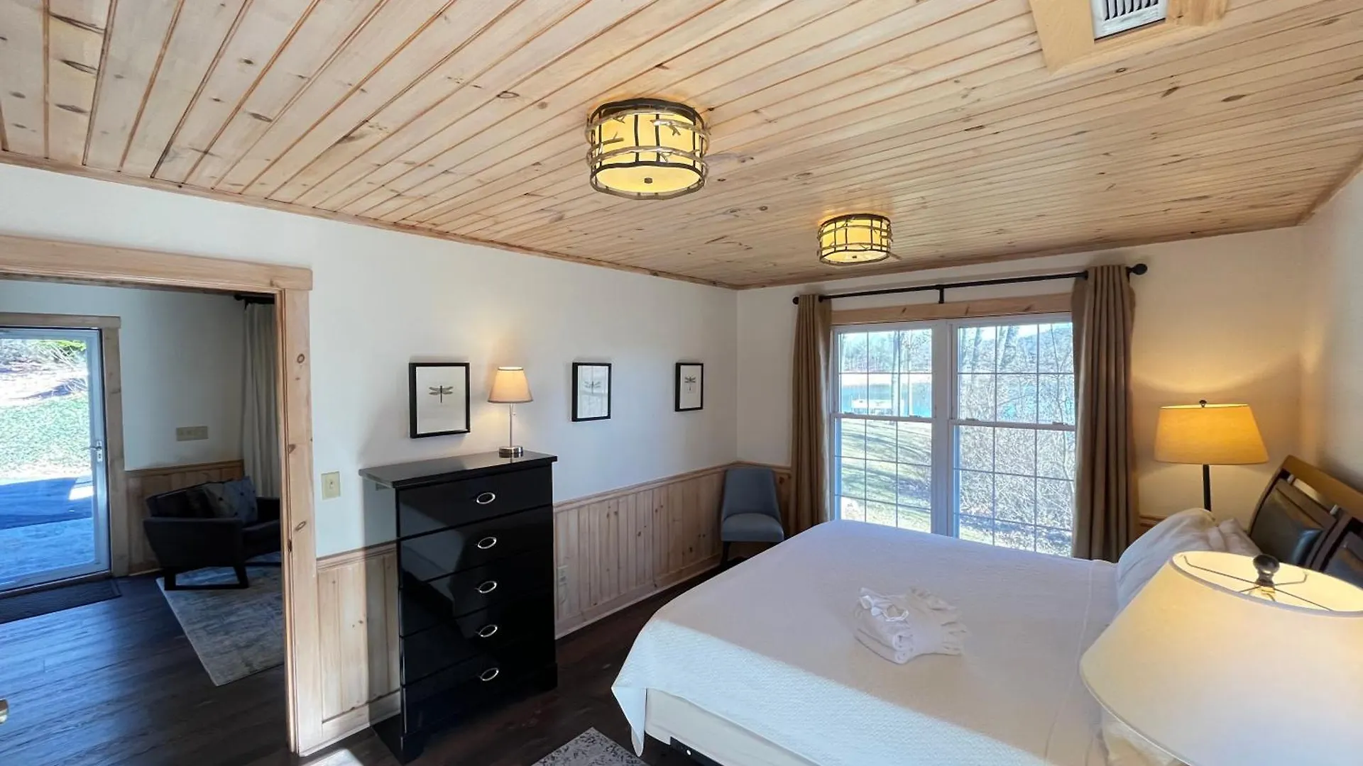 Retreat - Lakefront Luxury Holiday home *