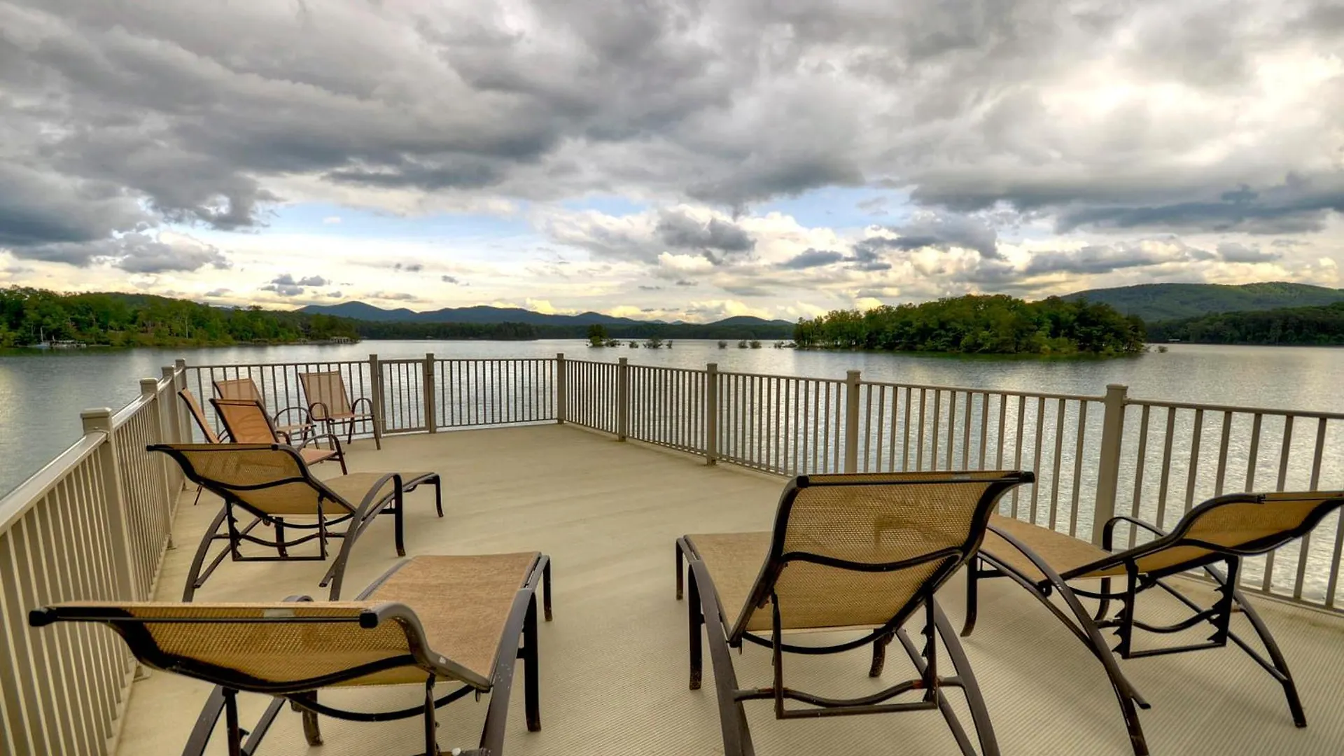 Retreat - Lakefront Luxury Holiday home *
