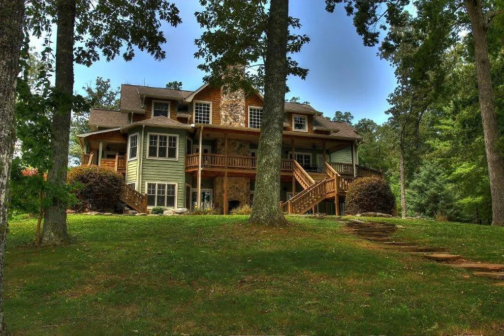 Retreat - Lakefront Luxury Holiday home *